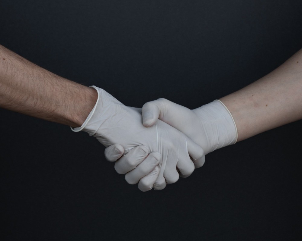 COVID-19_people-shaking-hands-in-latex-gloves-3959482
